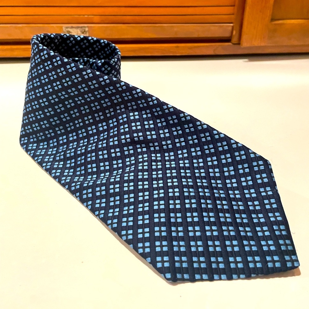 Vintage unbranded tie. Material unknown.